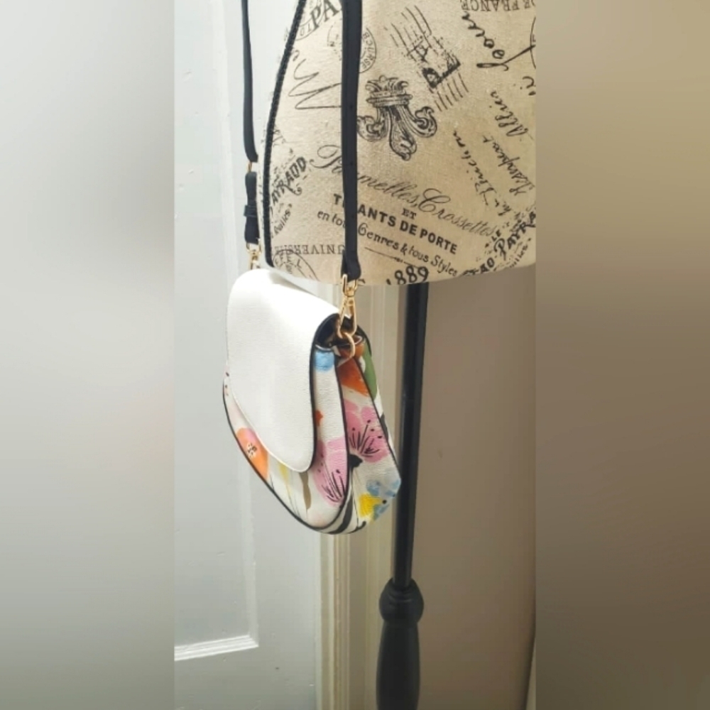 A New Day Faux Leather Bag wiyth Adjustable Strap With Inner Zipper Fashion. 🌴